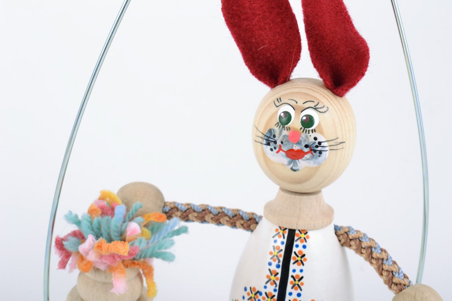 Petit jouet lapin écologique à la balançoire fait main peint en bois pour enfant photo 3