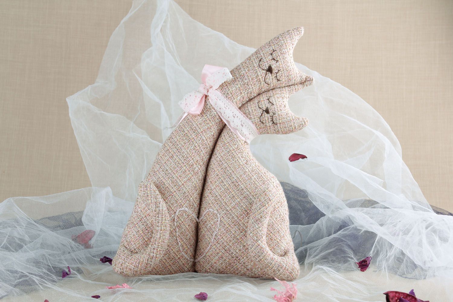 Brinquedo macio têxtil feito à mão de lã para decoração Casal de gatos foto 1
