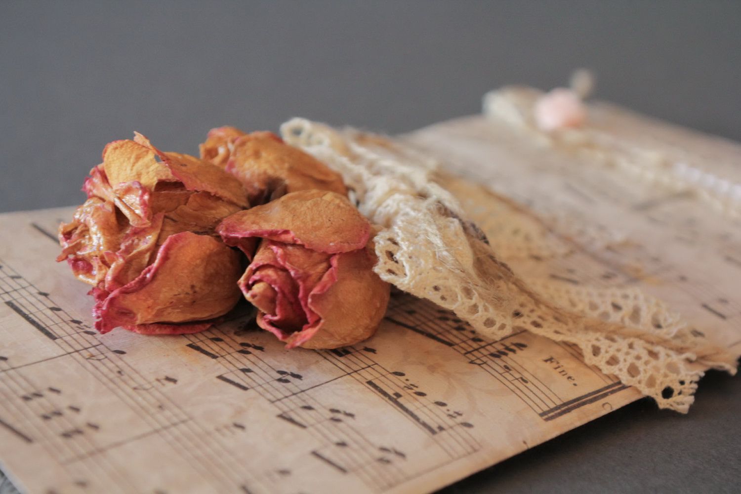 Handgemachte Grußkarte mit getrockneten Rosen und Spitze foto 2