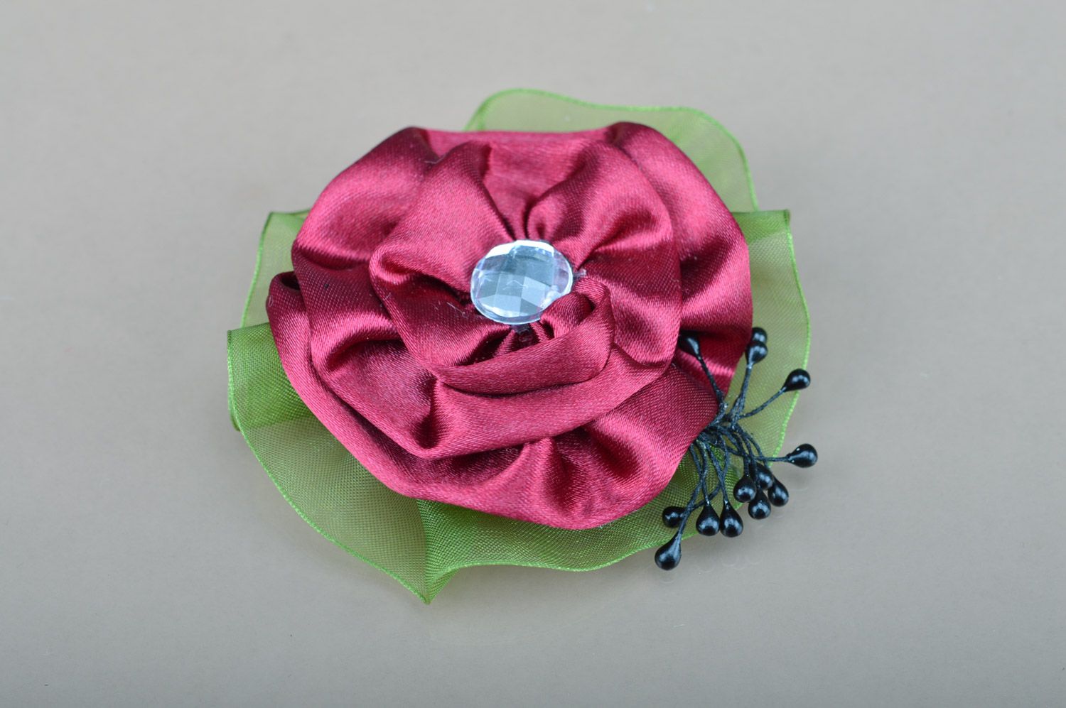 Брошь в виде розы из атласной ткани со стразом бордовая маленькая ручной работы фото 3