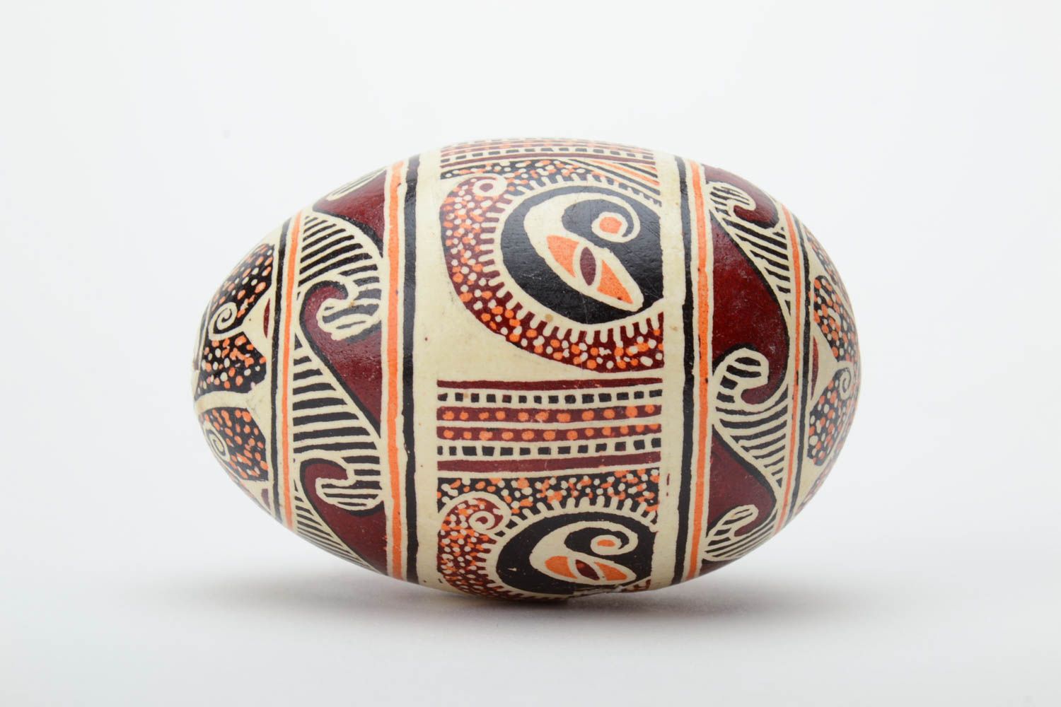 Huevo de Pascua decorativo artesanal pintado a mano con ornamento original foto 3