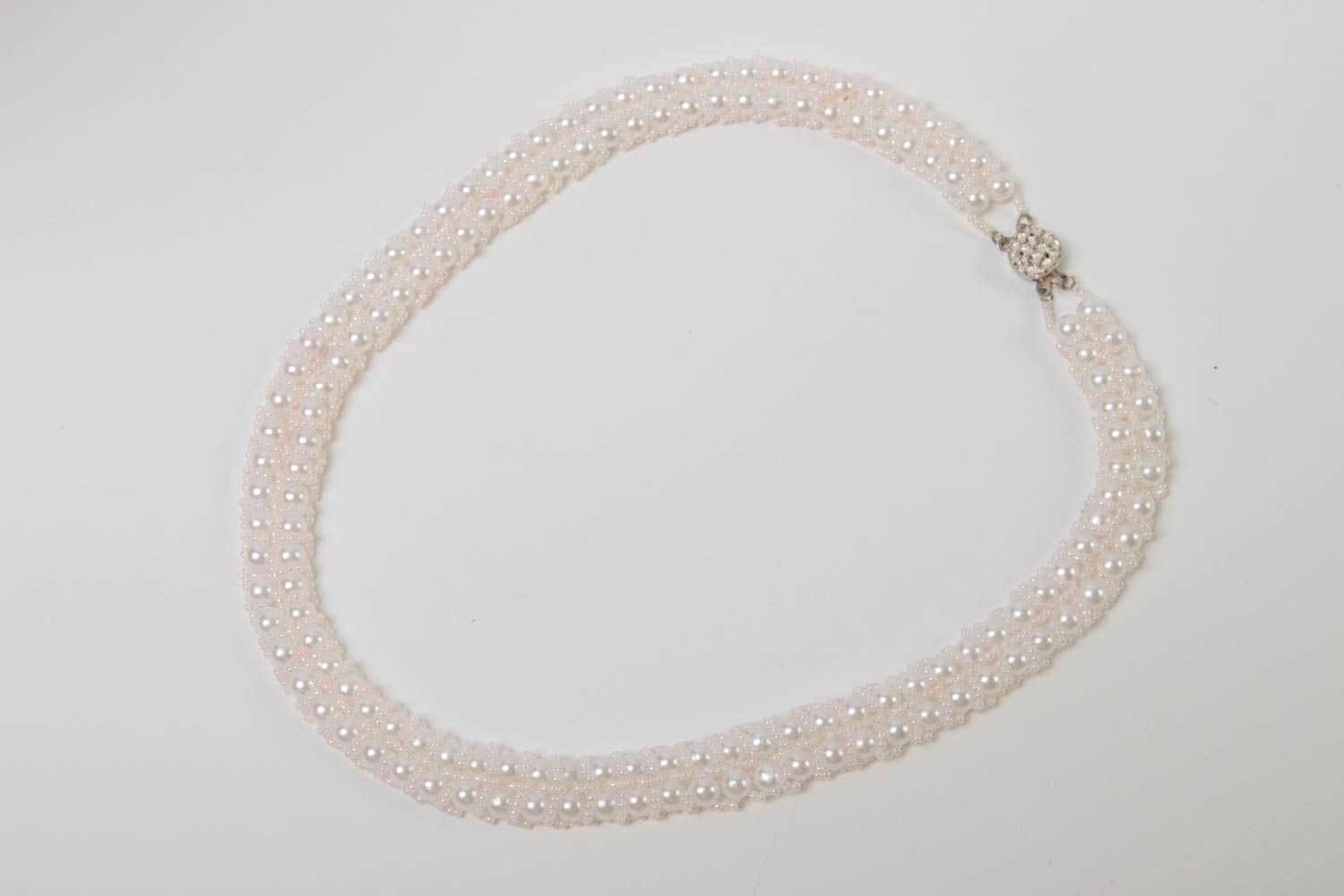 Ожерелье из бисера красивое белое с бусинами необычное нарядное ручной работы фото 2