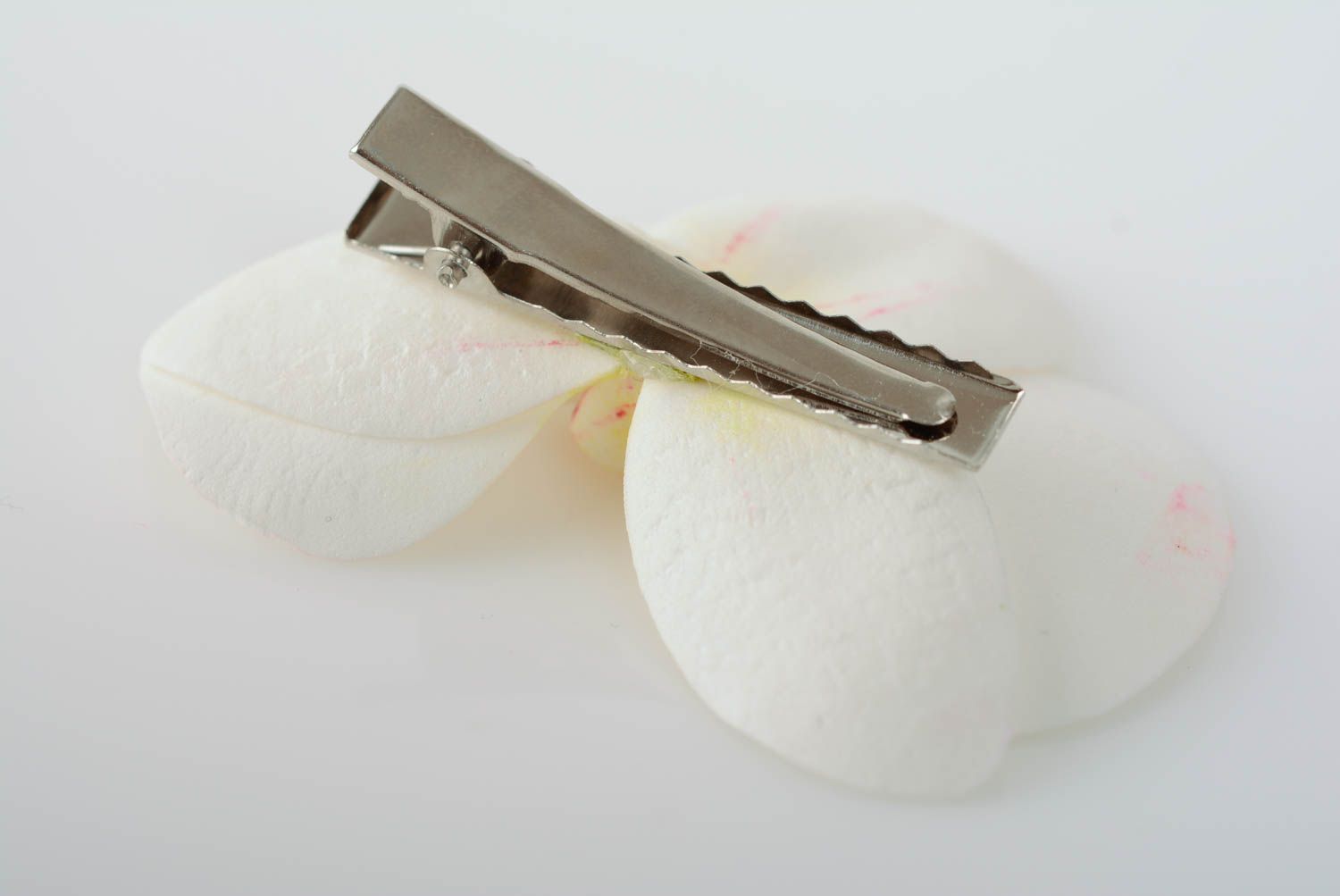 Pinza para el pelo artesanal orquídea de goma EVA con clip blanca foto 3