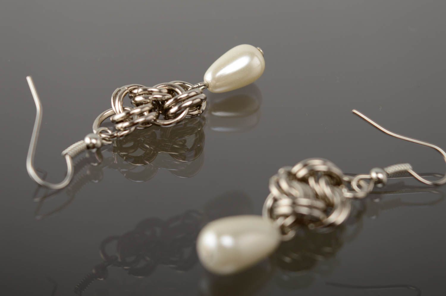 Longues boucles d'oreilles en métal avec perles fantaisie blanches faites main photo 5