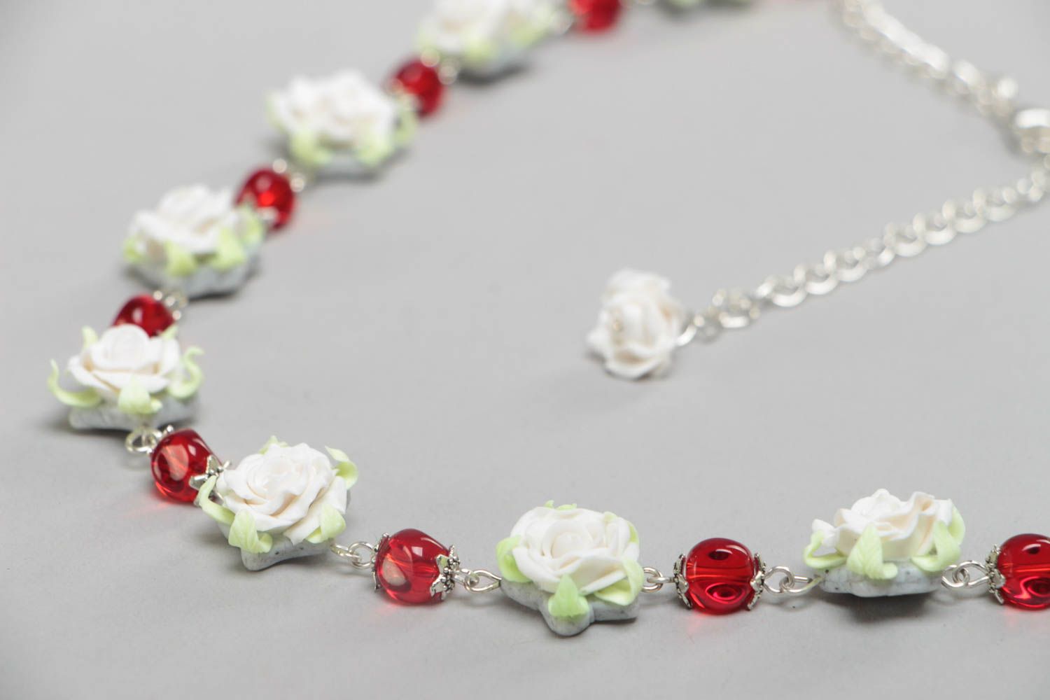 Collar artesanal de arcilla polimérica con flores blancas y cuentas rojas  foto 3