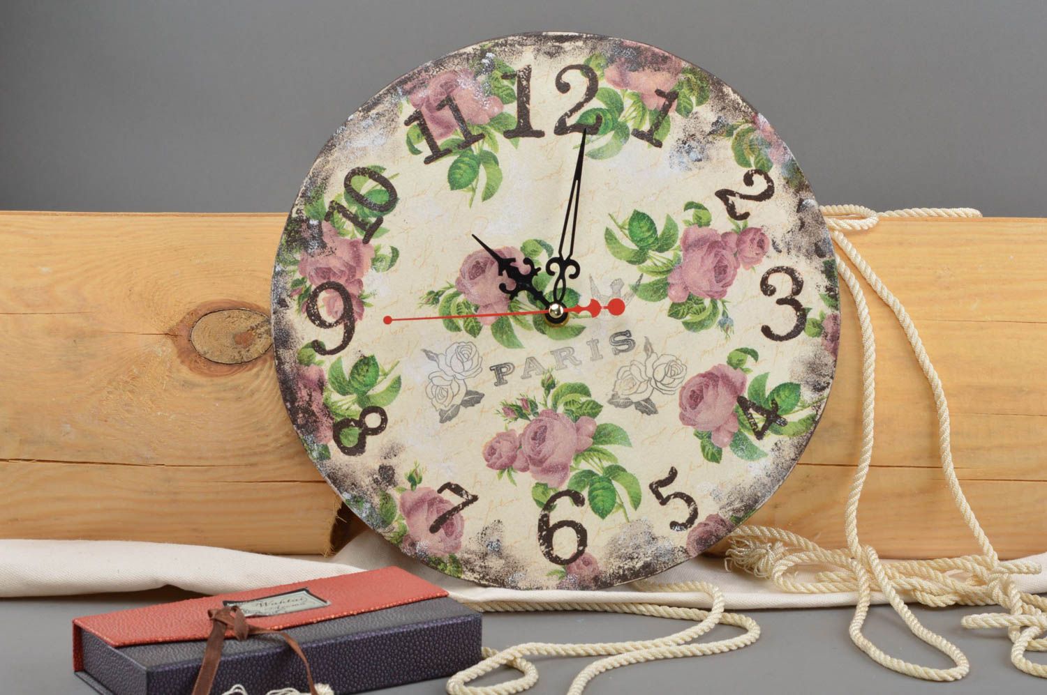 Horloge faite main en panneau de fibres serviettage avec imrpession florale photo 1