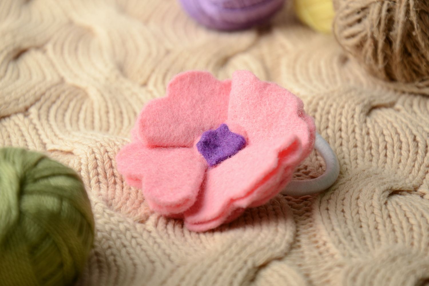 Handmade Haargummi mit Blume aus Filz foto 1