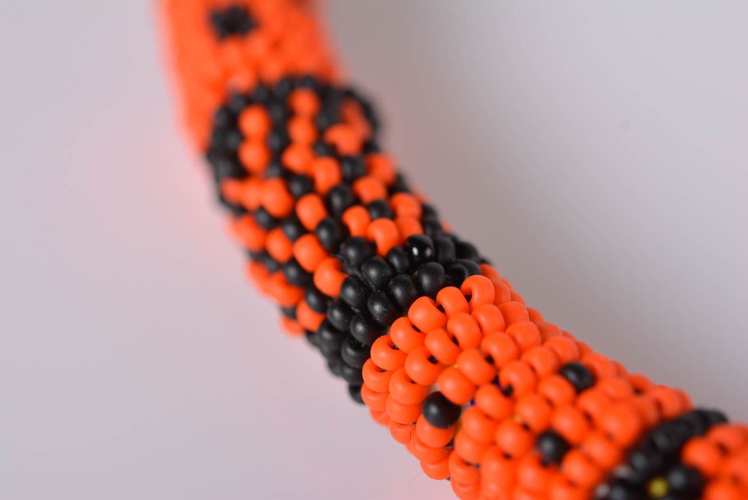 Collier spirale Bijou fait main en perles de rocaille orange noir Cadeau femme photo 2