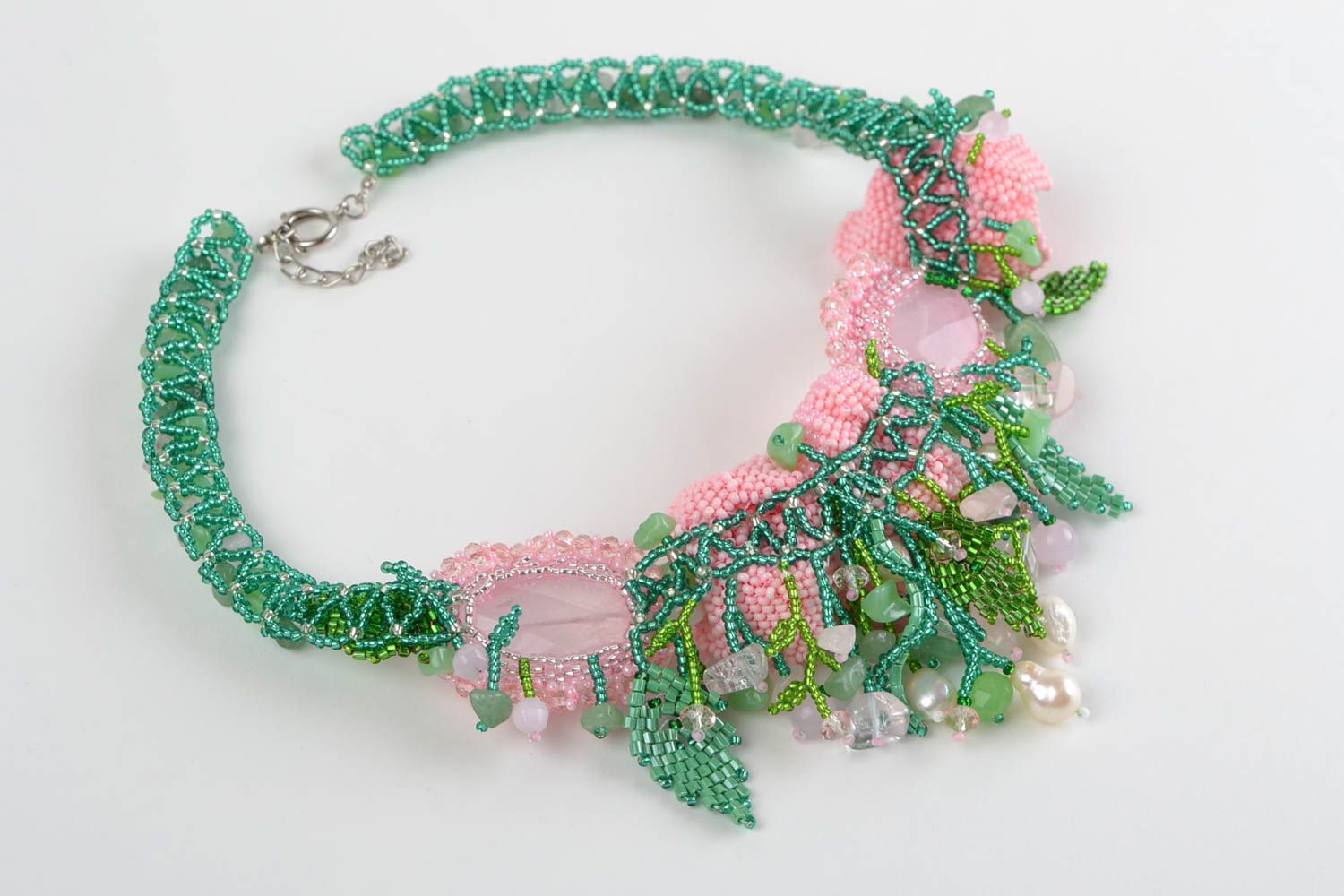 Ожерелье из бисера и натуральных камней розовое цветочное ручной работы фото 5