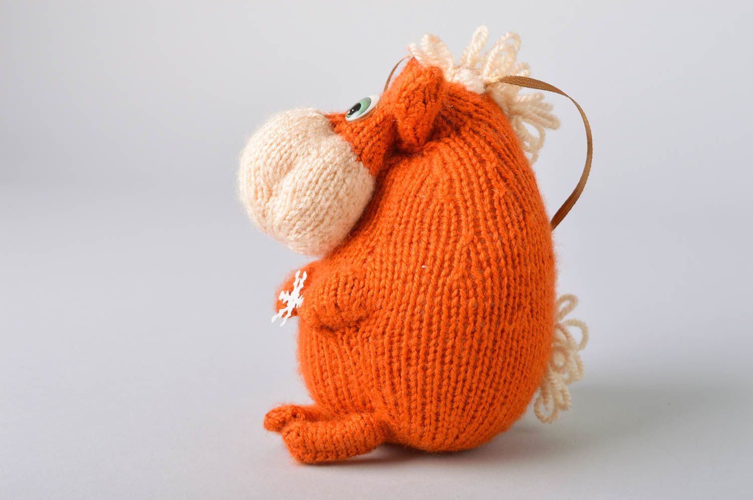 Jouet tricoté en coton et acrylique fait main à suspendre petit Vache orange photo 3