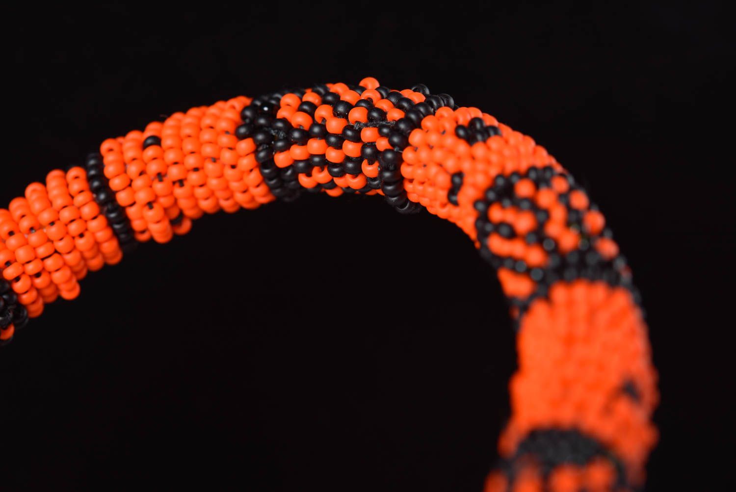 Collier spirale Bijou fait main en perles de rocaille orange noir Cadeau femme photo 4