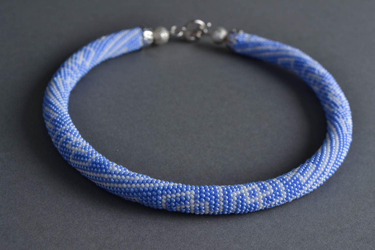 Litze Collier aus Glasperlen gehäkelt in Blau mit weißen Mustern handgemacht foto 1