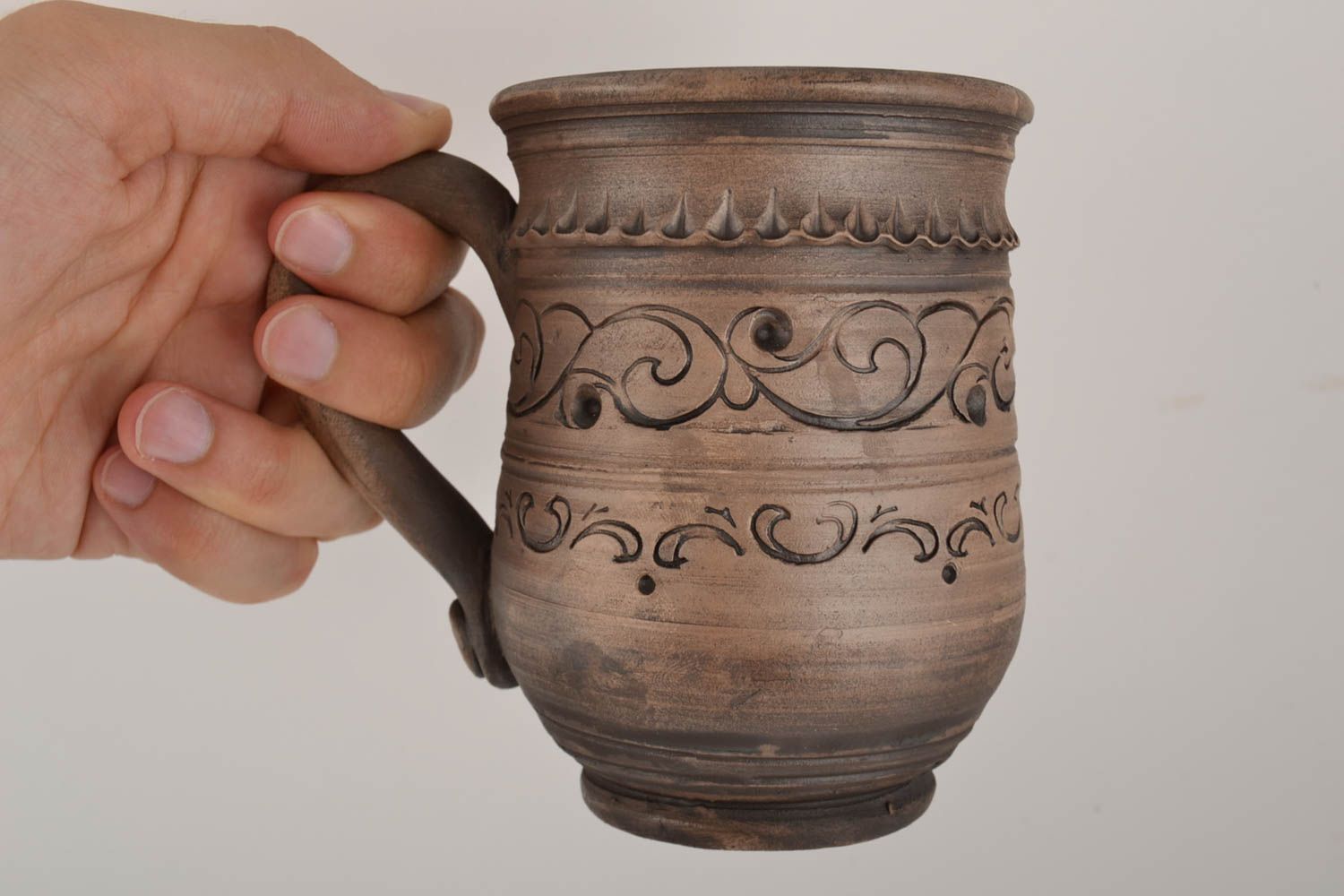 Taza cerámica hecha a mano grande con ornamentos y moldura marrón 500 ml foto 4