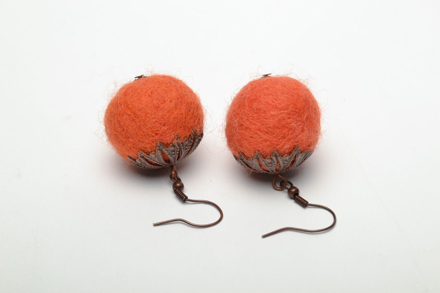 Boucles d'oreilles en laine feutrée boules orange faites main photo 5