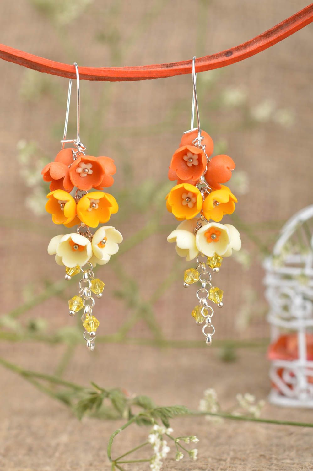Schöne stilvolle lange Ohrringe aus Polymerton mit Blumen für Damen handmade foto 1