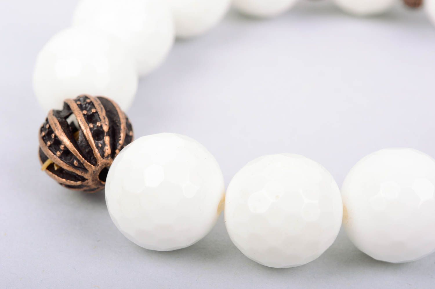 Bracelet blanc Bijou fait main Cadeau femme en pierres naturelles à facettes photo 5