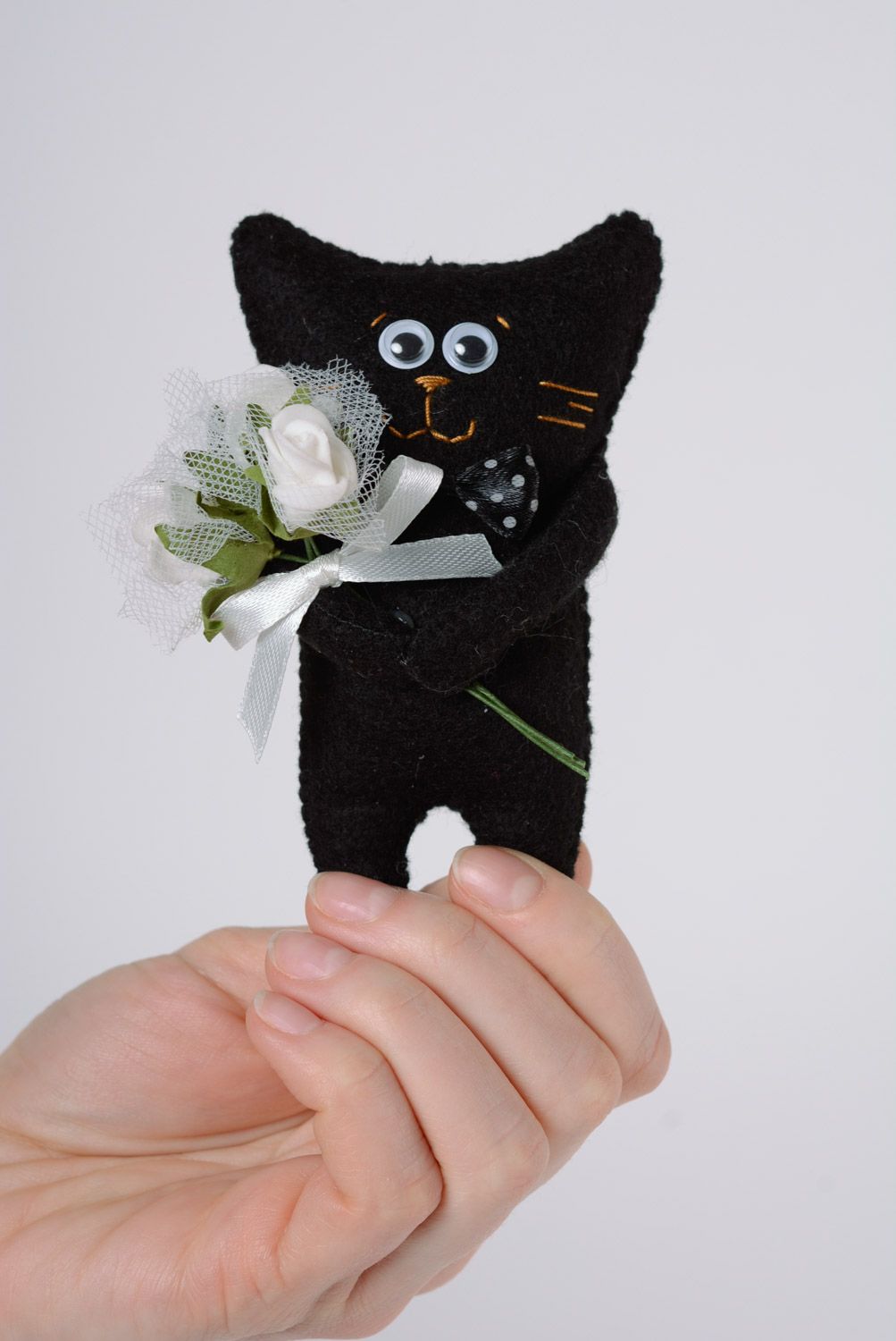 Petite peluche en feutre noire en forme de chat avec roses faite main  photo 4