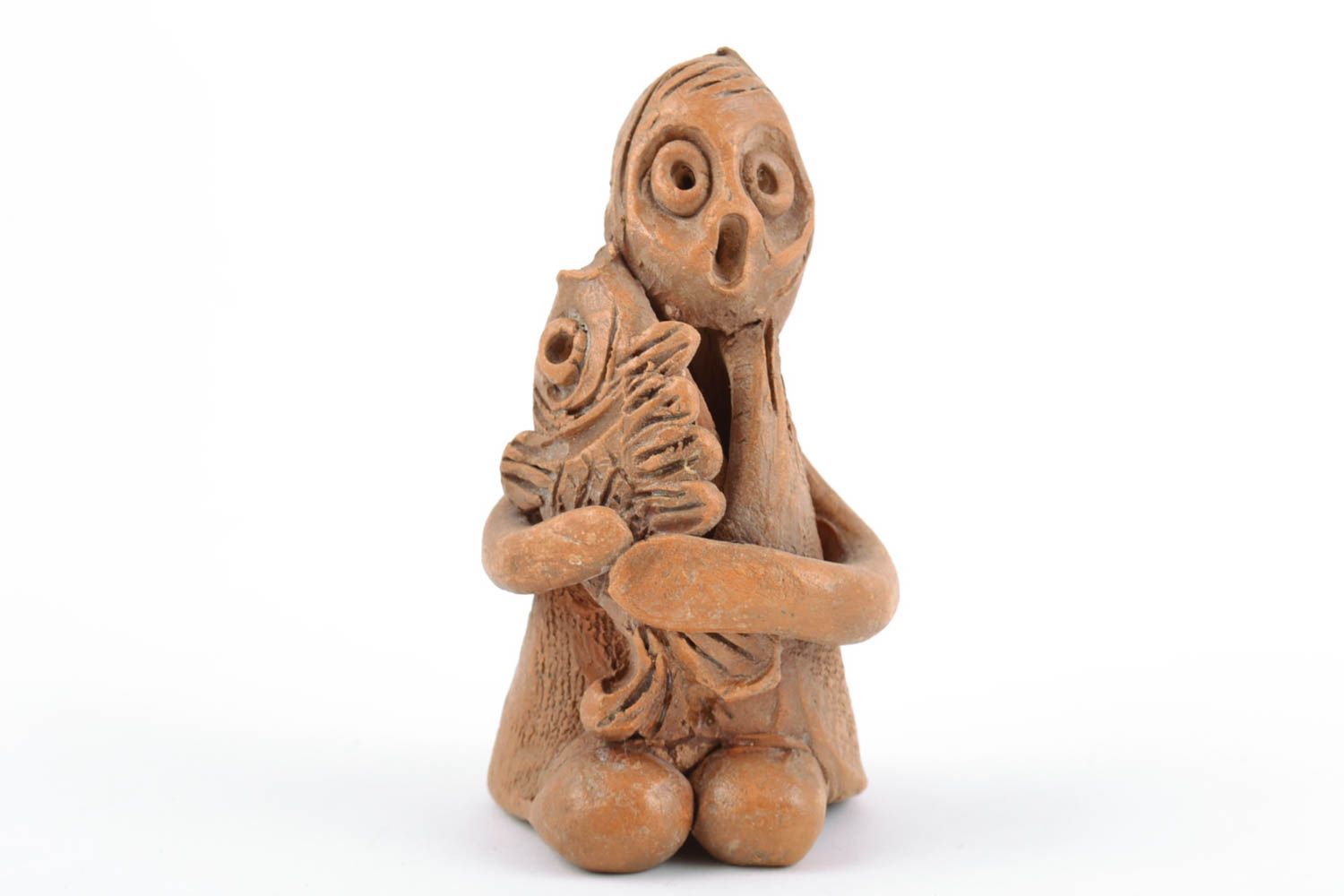 Petite figurine en céramique brune faite main originale femme avec poisson photo 2