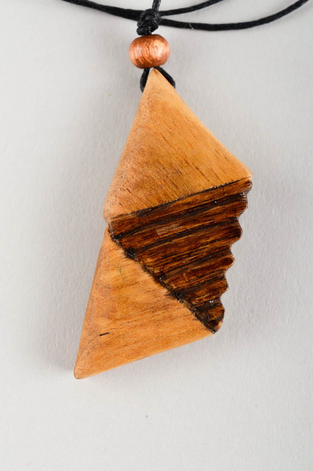 Кулон ручной работы украшение на шею авторский аксессуар из дерева Треугольники фото 3