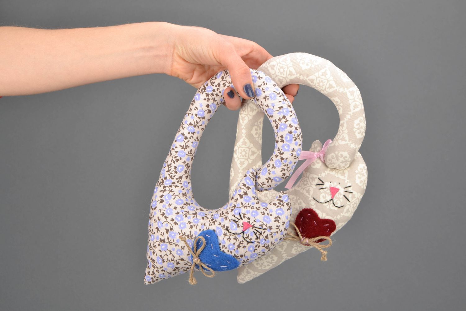 Handgemachte Puppe aus Stoff auf Türklinke Katzen aus Material foto 2