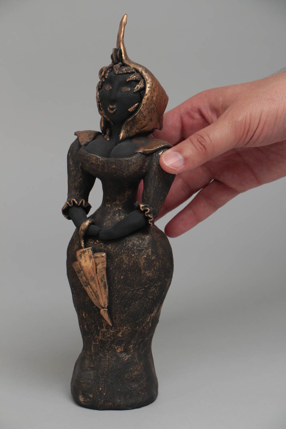 Figurine de femme en céramique faite main avec parapluie décoration originale photo 5