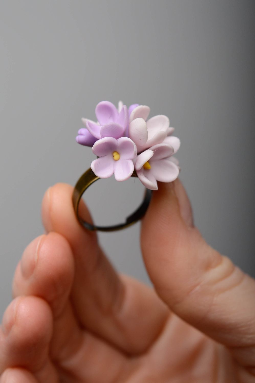 Bague fleur en porcelaine froide lilas faite main photo 3