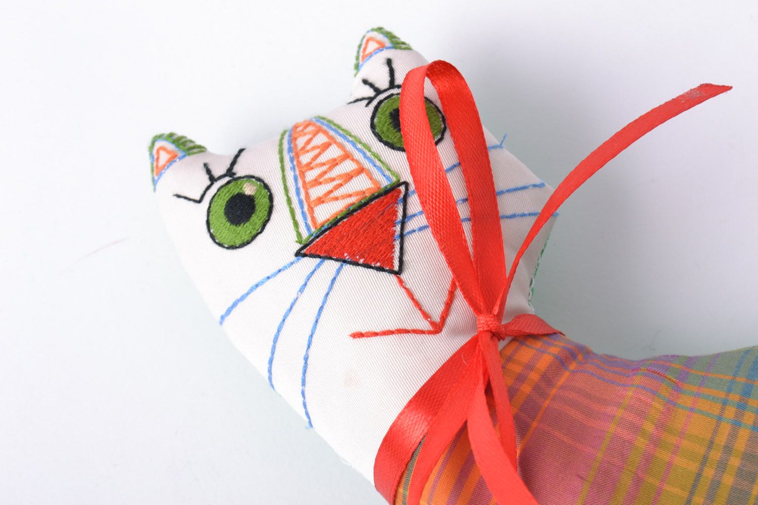 Jouet mou Chat en tissu carreaux multicolores amusant avec noeud rouge fait main photo 4