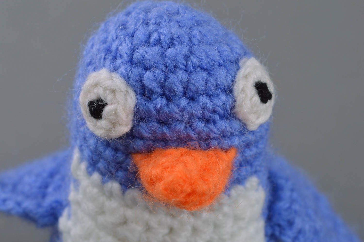 Petit jouet tricoté pingouin mauve en laine et acrylique fait main drôle photo 3