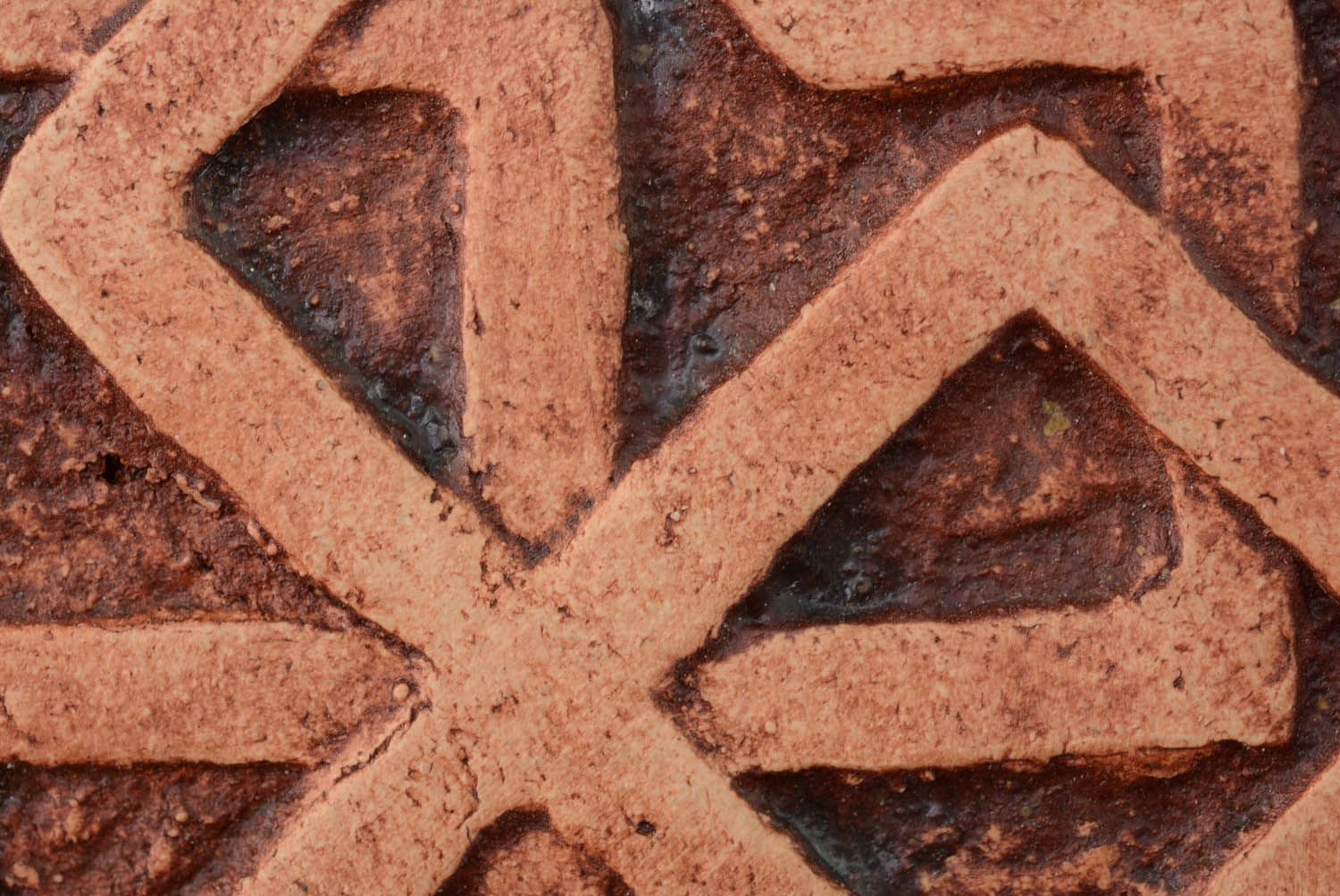 Pingente talismã de interior de cerâmica pintado com engobes Molvinets para proteção foto 5
