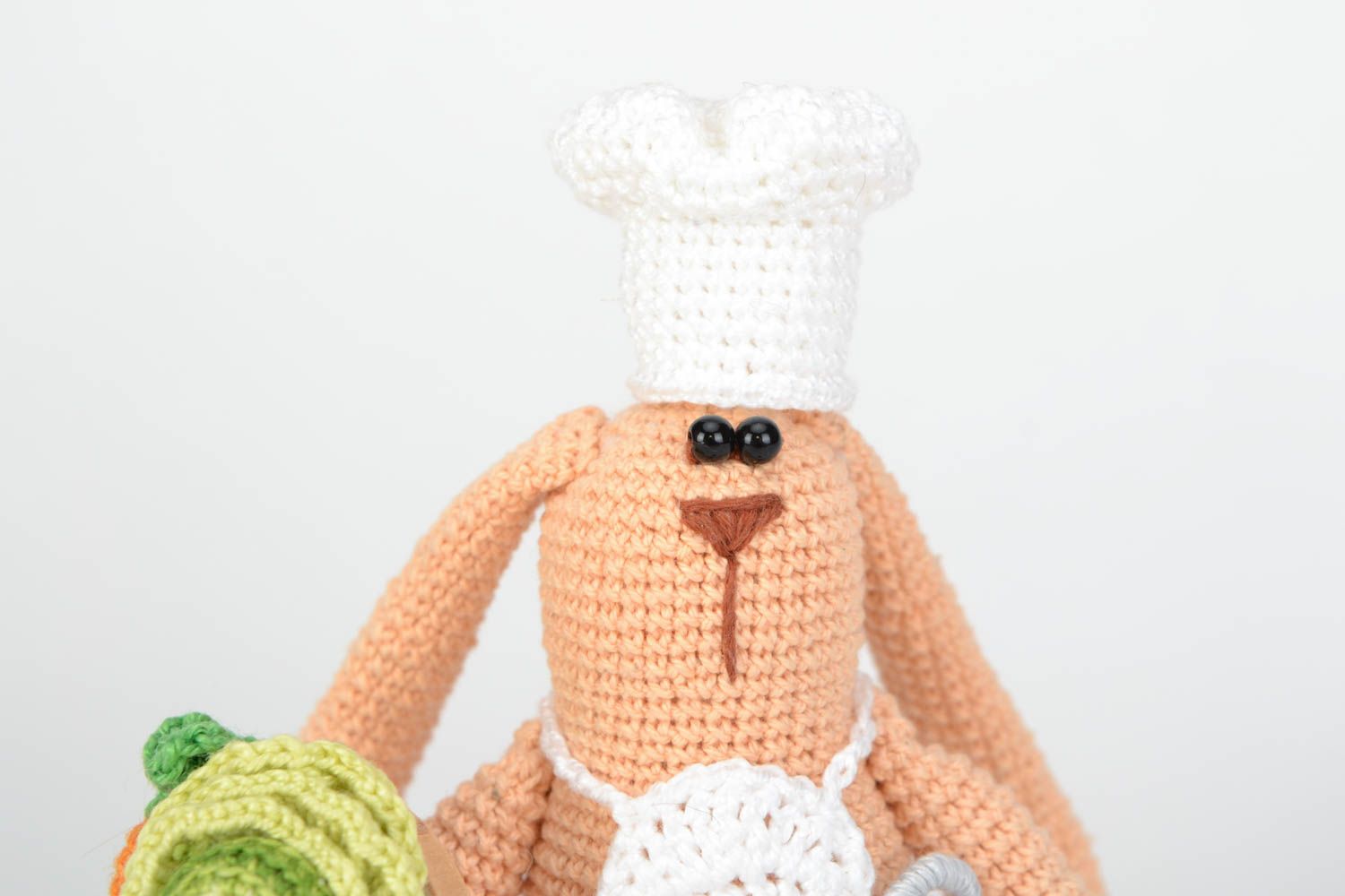 Petite peluche tricotée au crochet beige faite main lapin petit cuisinier  photo 4