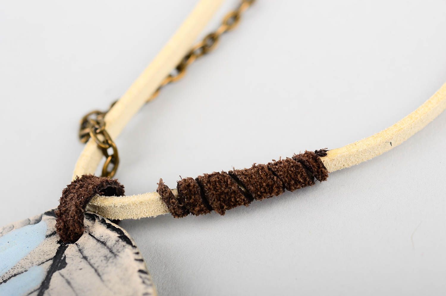 Кулон ручной работы керамическое украшение на шнурке подвеска на шею Листочек фото 5
