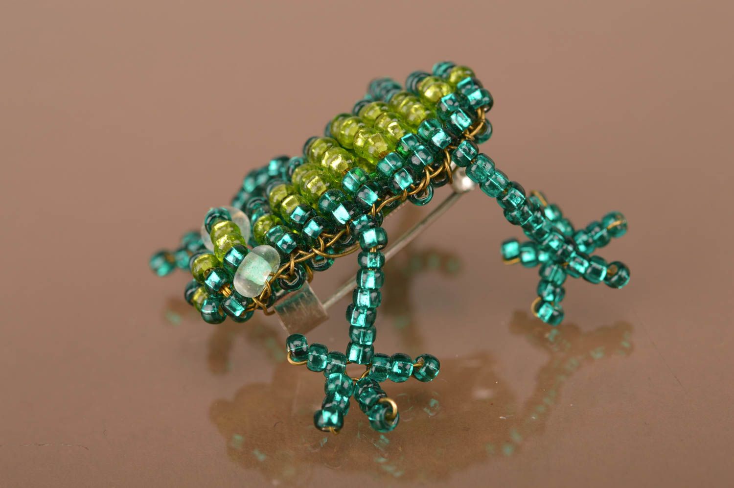 Handmade green beaded accessory brooch in shape of frog unusual cute jewelry photo 5