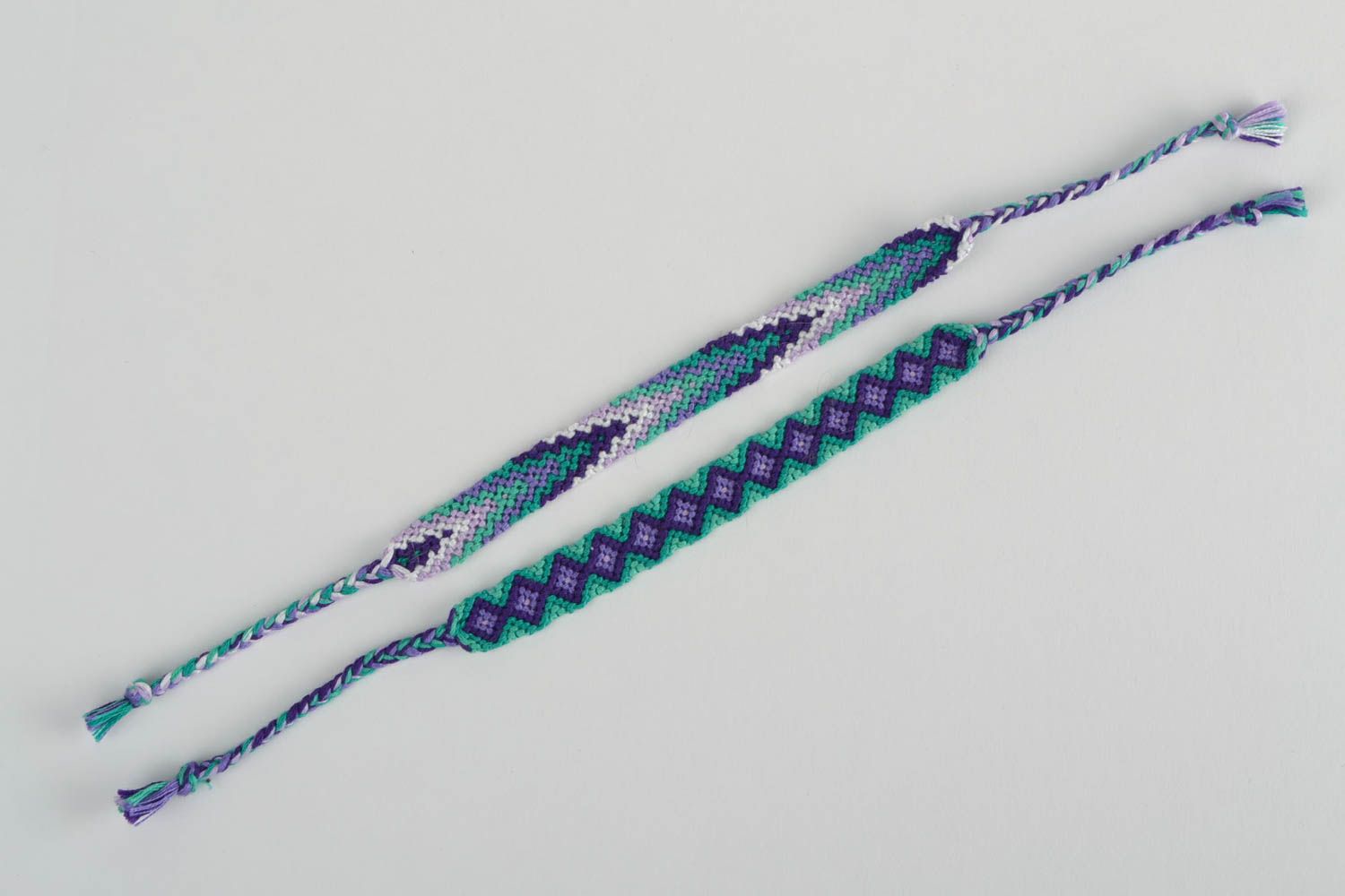 Плетеные браслеты из ниток фенечки набор из 2 аксессуаров цветные ручная работа фото 3