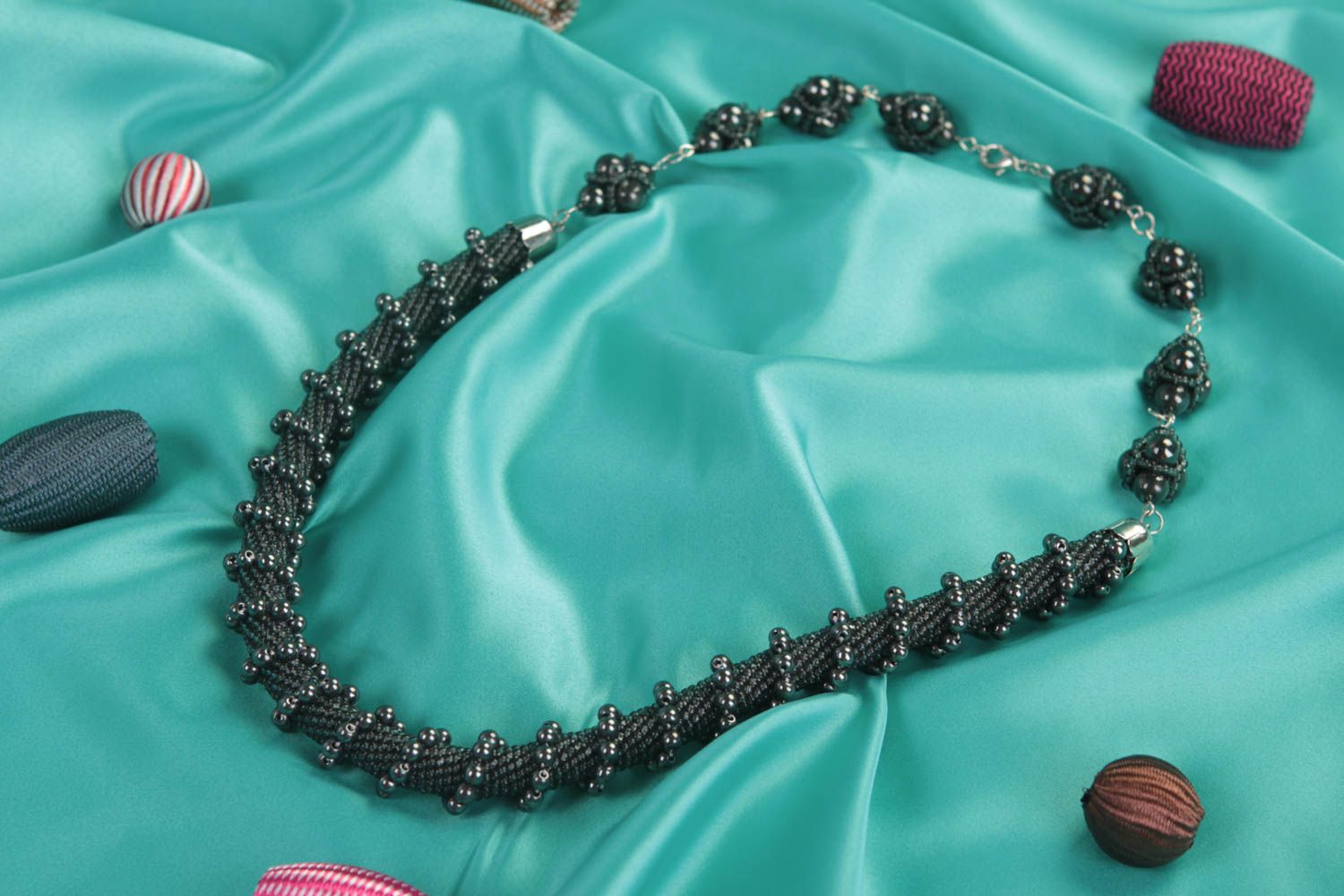 Collier spirale Bijou fait main noir perles rocaille Accessoire femme design photo 1