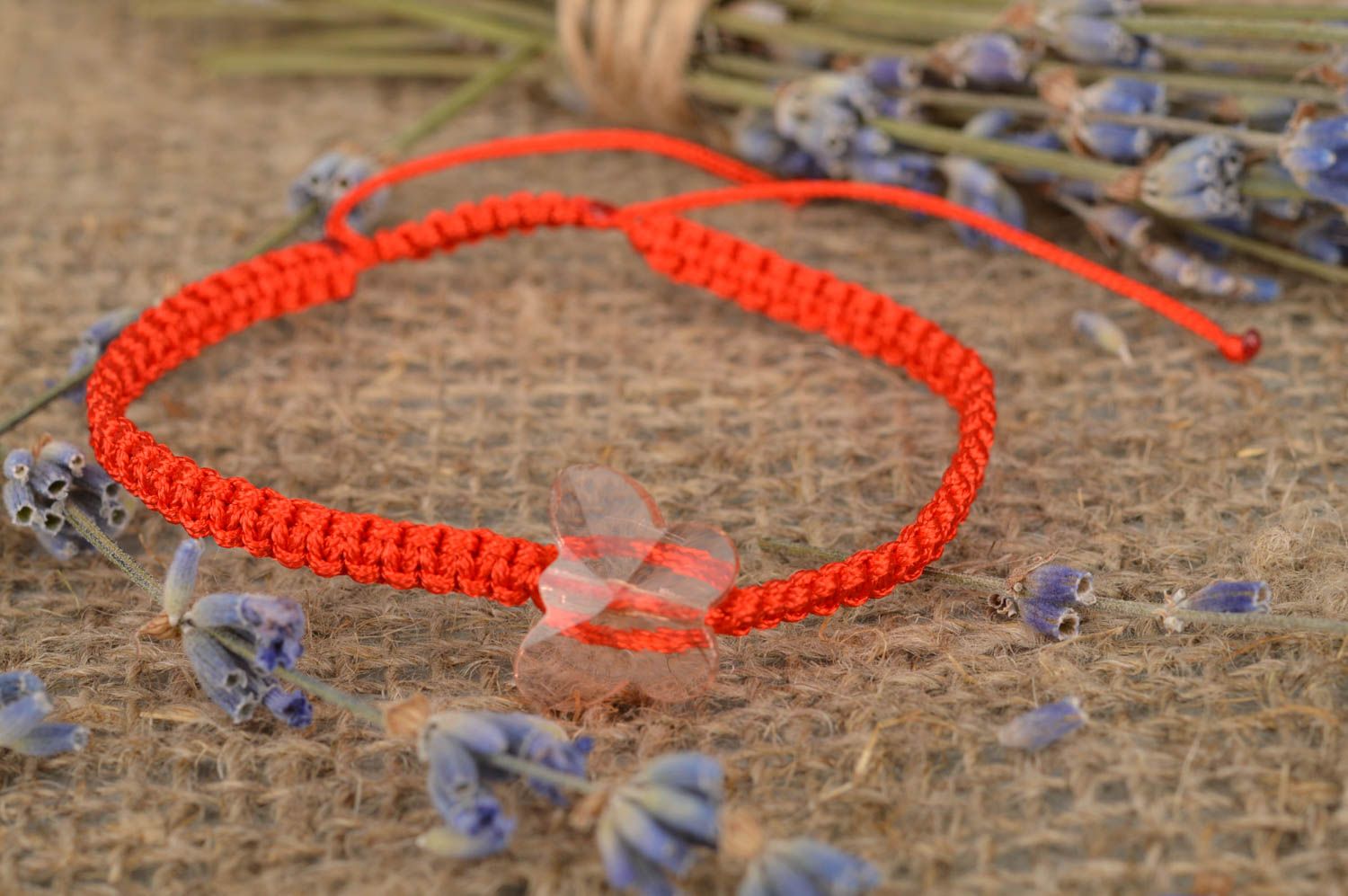 Браслет из вощеного шнурка красный плетеный с пластиковой бабочкой ручной работы фото 1