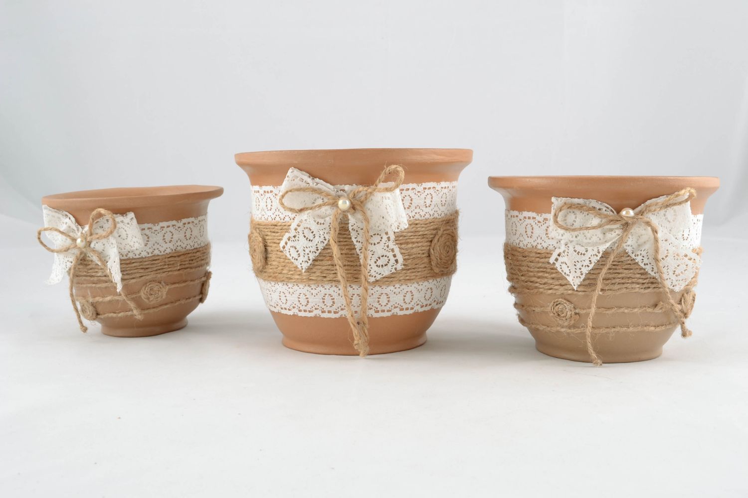 Pots en argile rouge faits main originaux pour fleurs avec dentelle 3 pièces photo 2