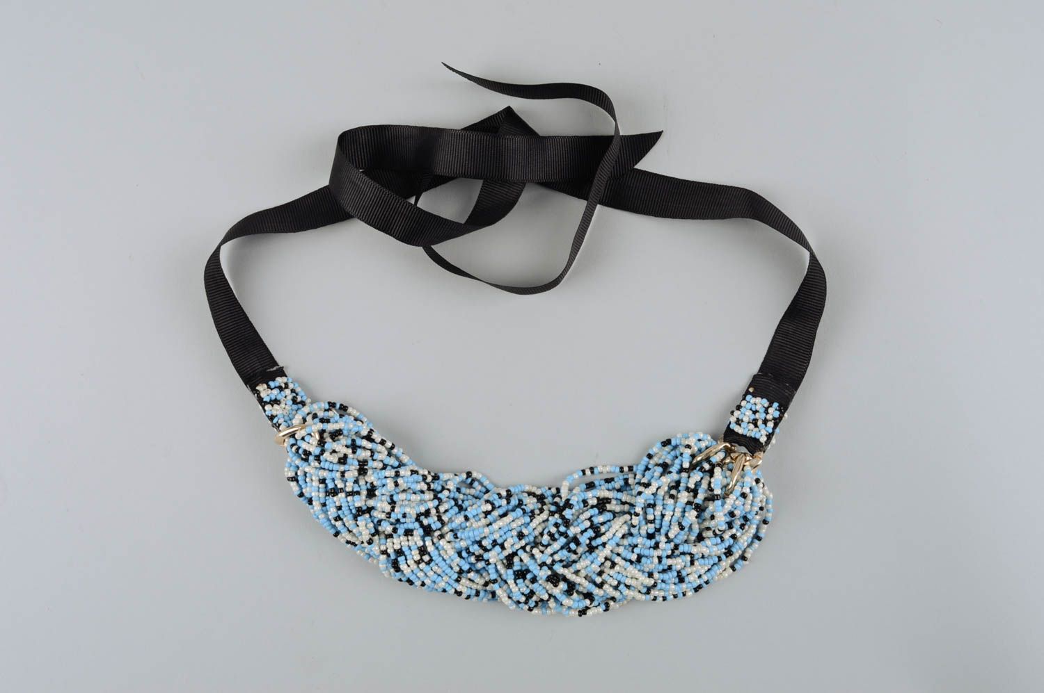 Колье из бисера украшение ручной работы голубое с черным ожерелье из бисера фото 5