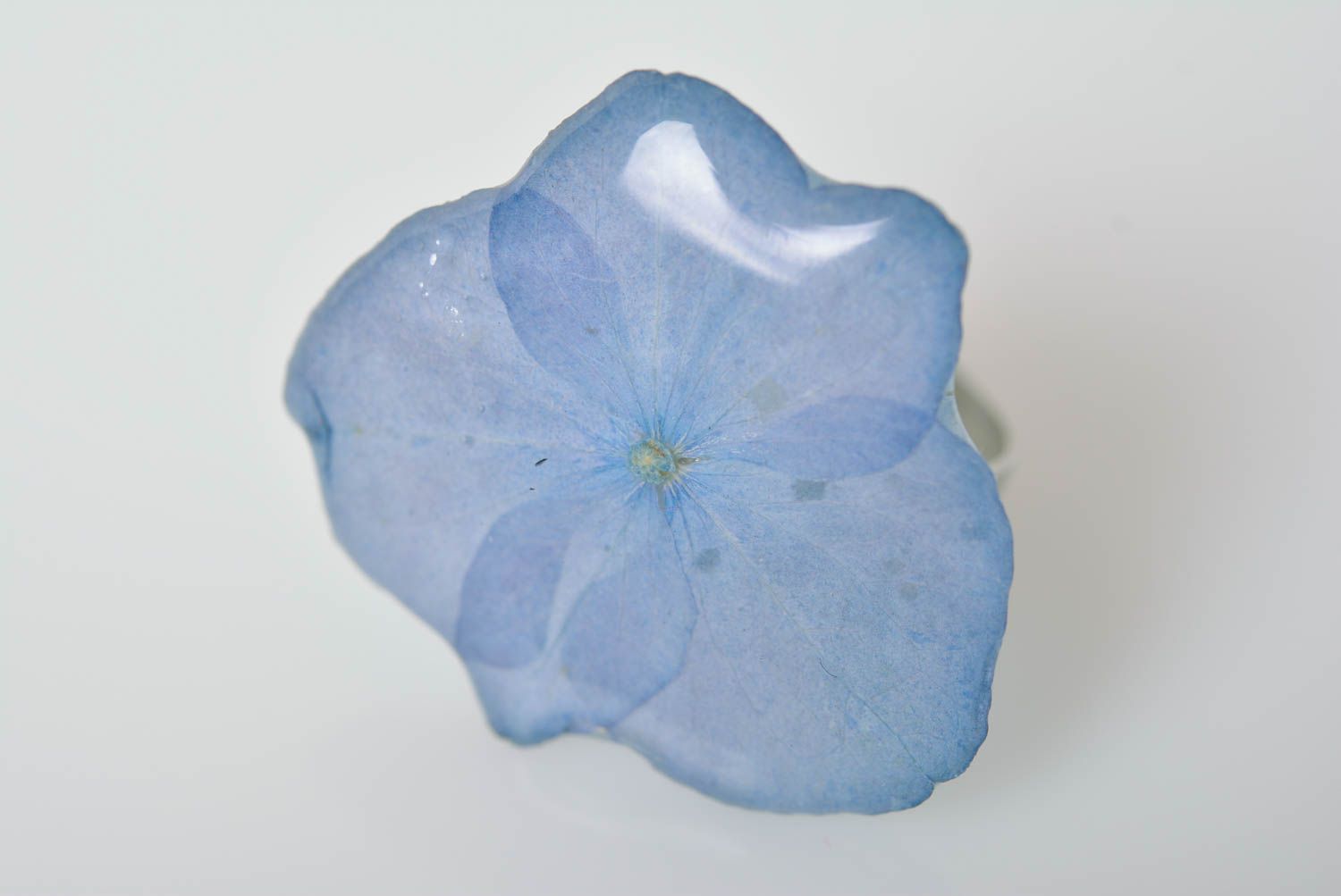 Кольцо с сухоцветами в эпоксидной смоле голубое летнее авторское ручной работы фото 5