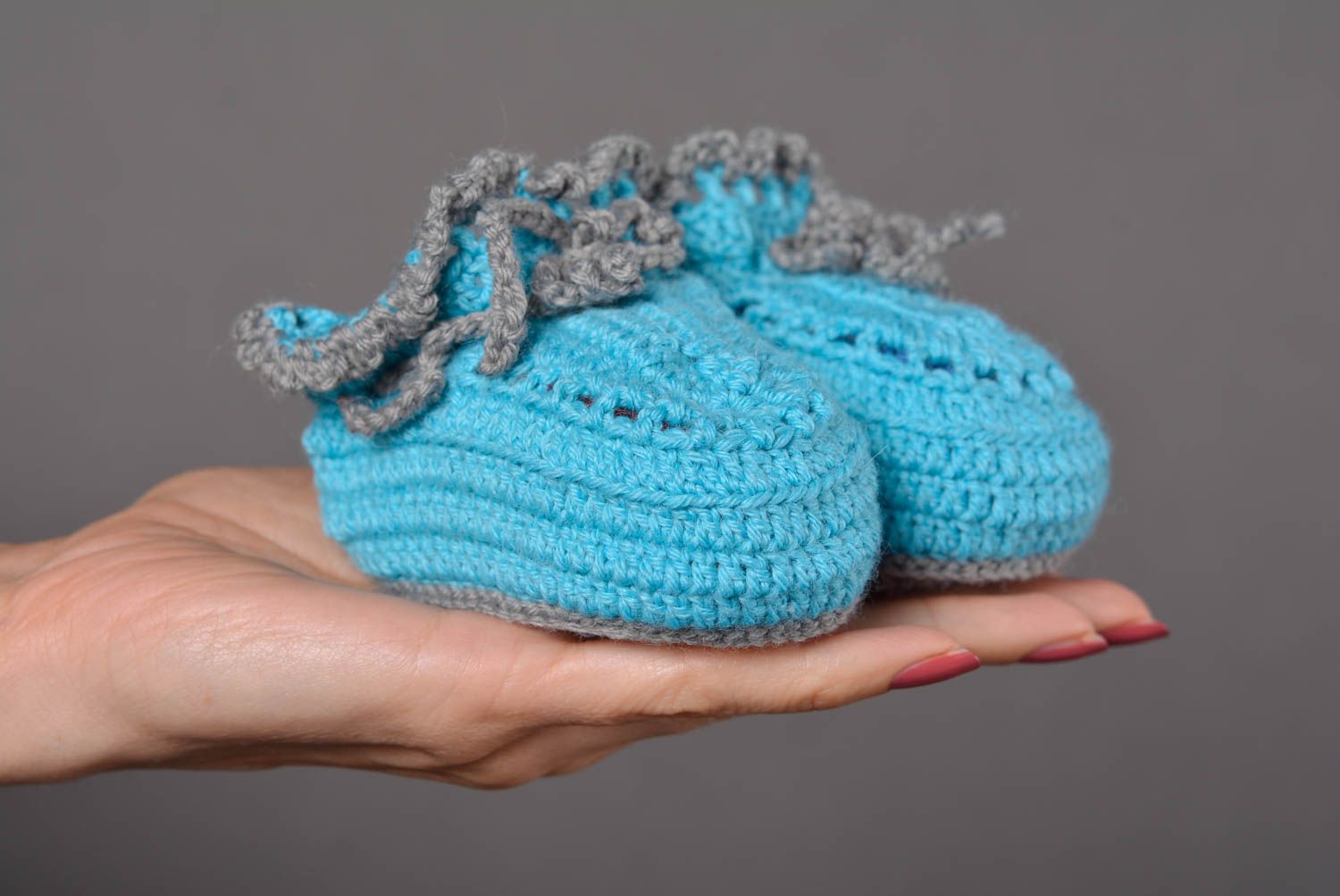 Handgefertigte Schuhe Gehäkelte Babyschuhe Geschenke für Kleinkinder blau grau foto 2