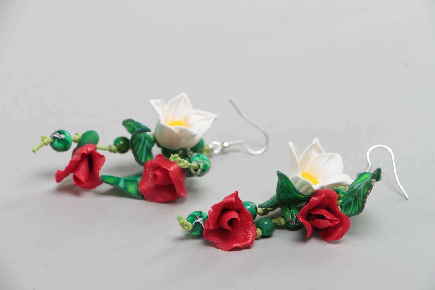 Lange schöne bunte ungewöhnliche handgefertigte Blumen Ohrringe aus Polymerton foto 3