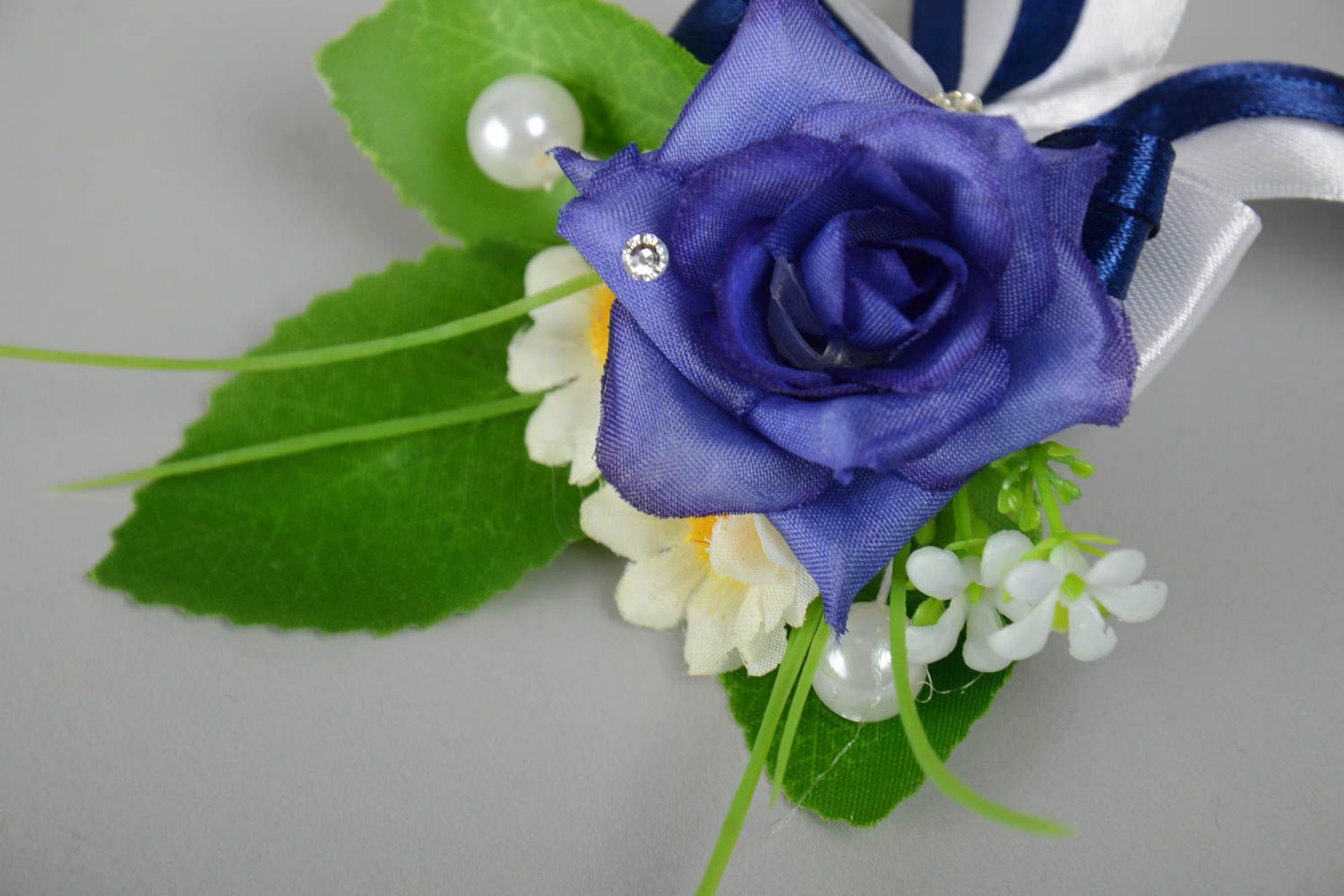 Handmade Boutonniere für Bräutigam aus Atlasband und künstlichen Blumen  foto 4