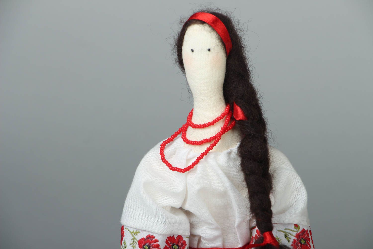 Muñeca artesanal en el traje nacional foto 2