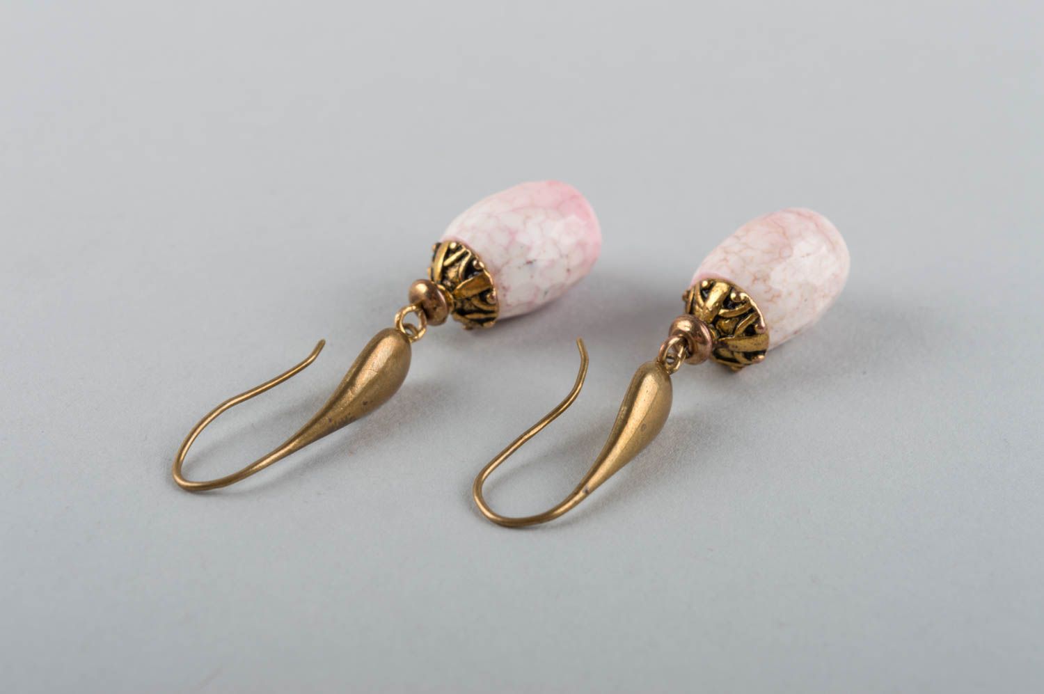 Boucles d'oreilles en laiton et agate rose clair faites main pendantes photo 4