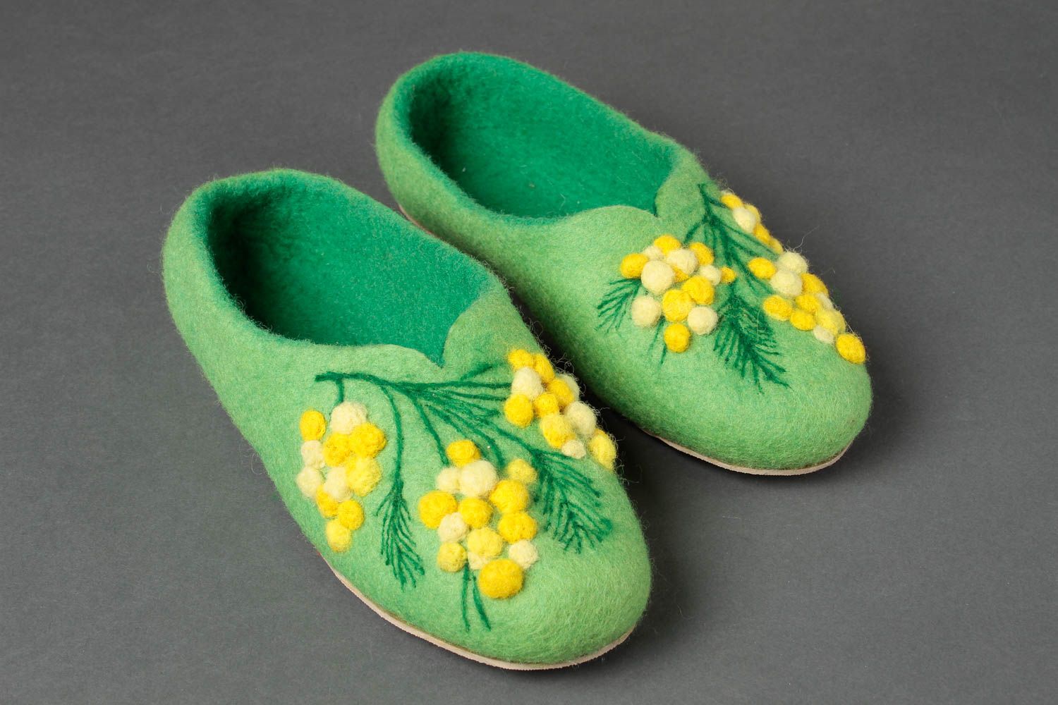 Pantoufles femme fait main Chaussures d'intérieur vertes laine Cadeau original photo 3