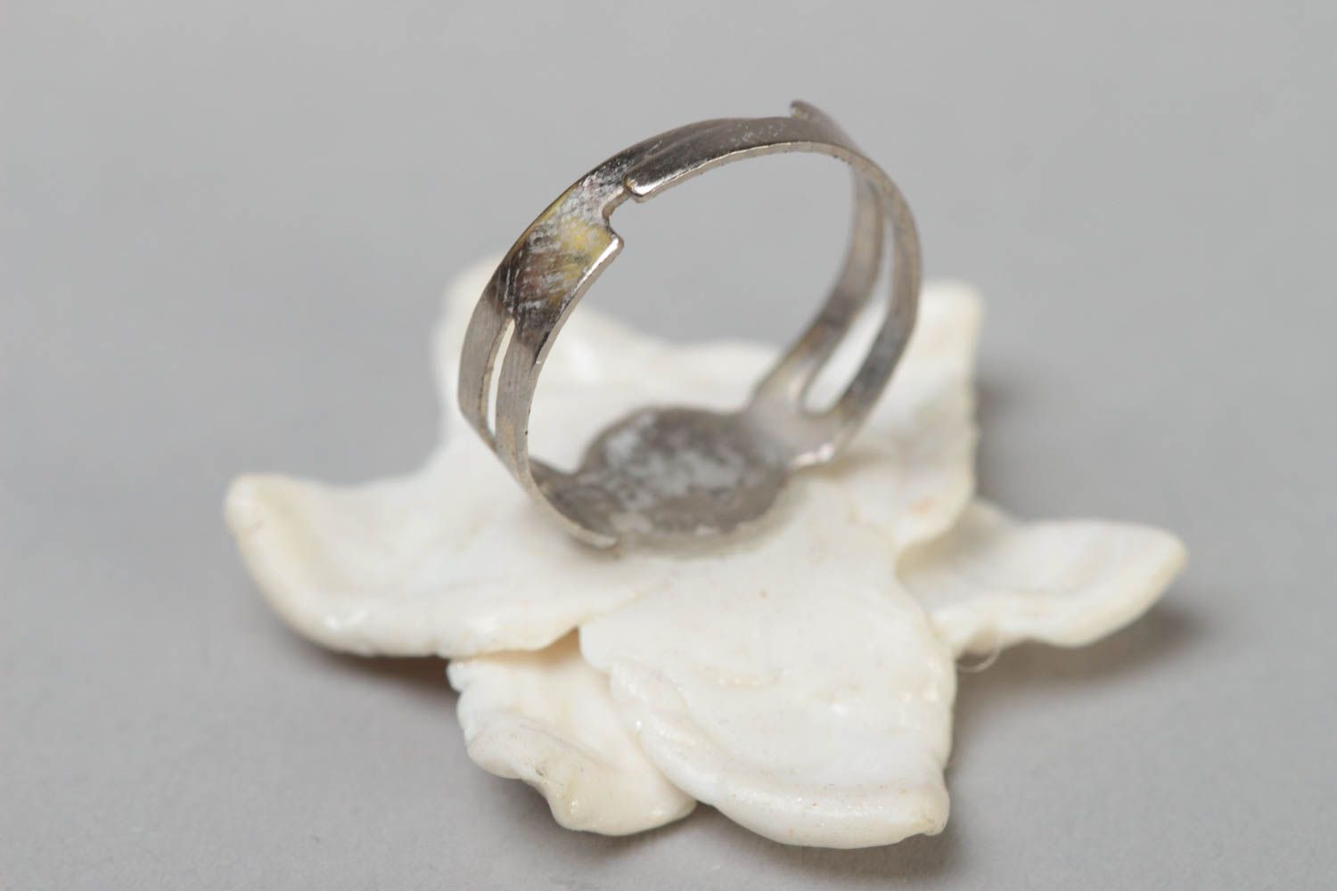 Handmade jewelry ring on metal basis with tender white flower with rhinestone photo 4