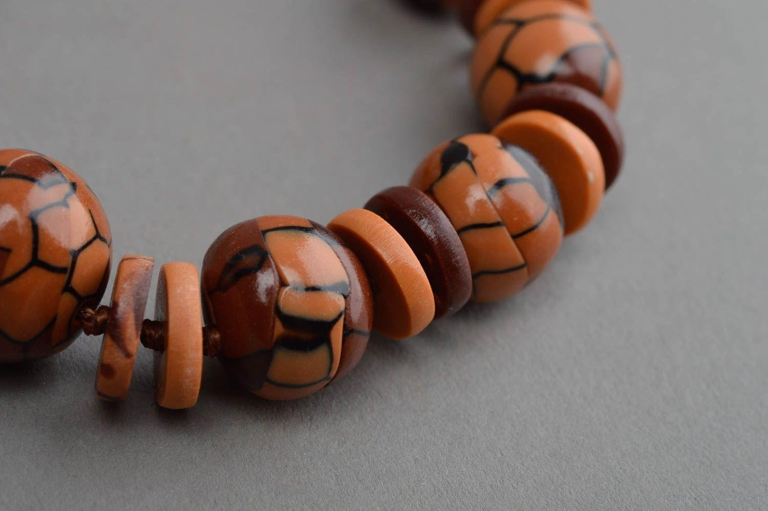 Женский наручный браслет из полимерной глины коричневого цвета фурнитура металл фото 5