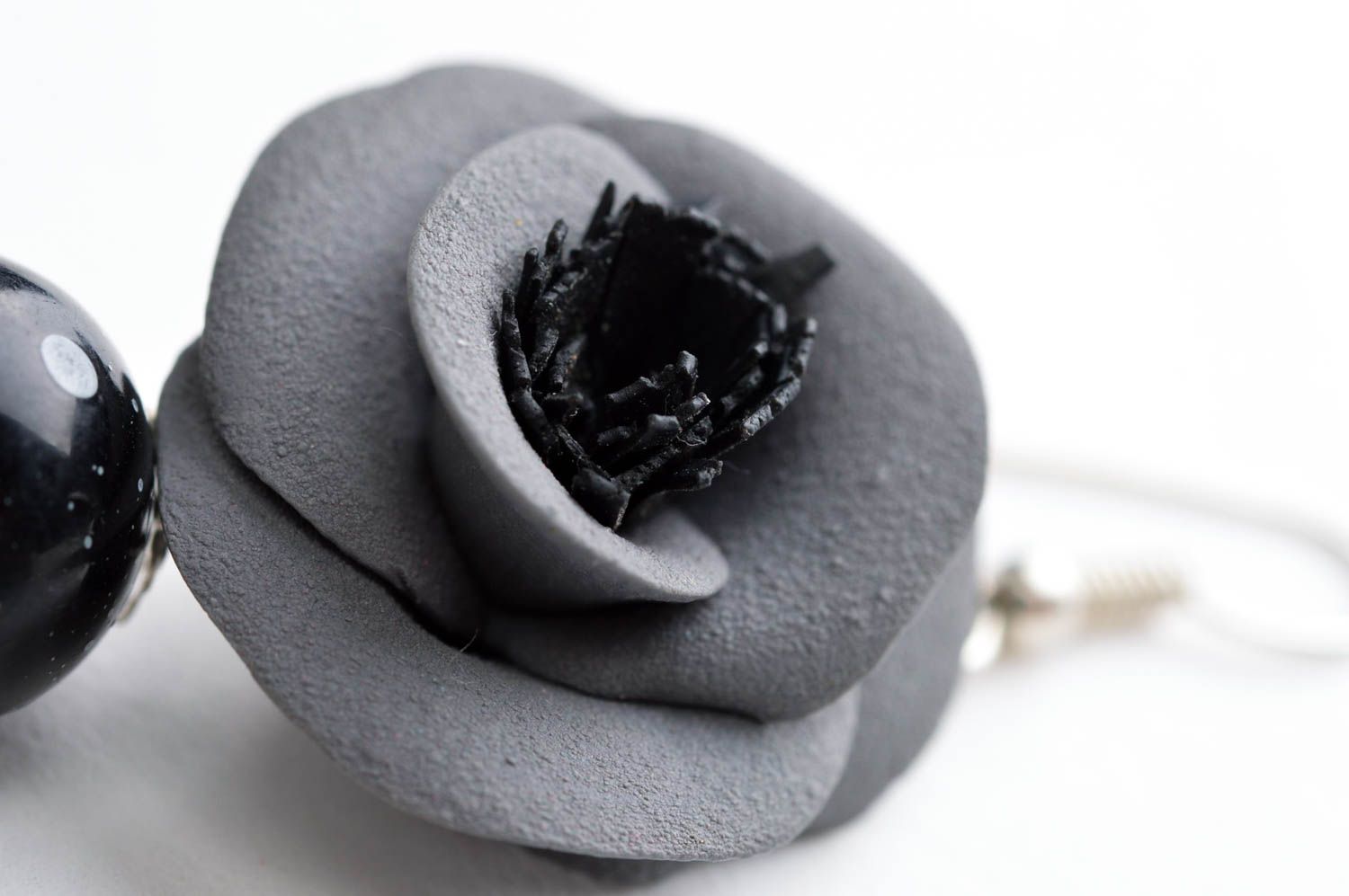 Модные серьги украшение ручной работы серьги из полимерной глины Серые цветы фото 2