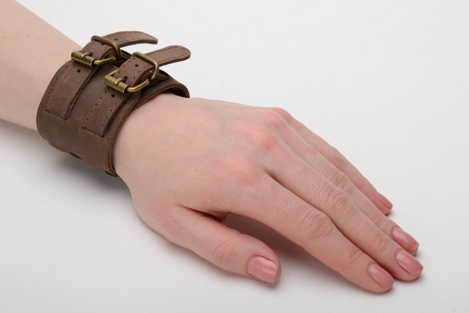 Bracelet large en cuir naturel marron unisexe fait main diamètre 65 mm photo 2