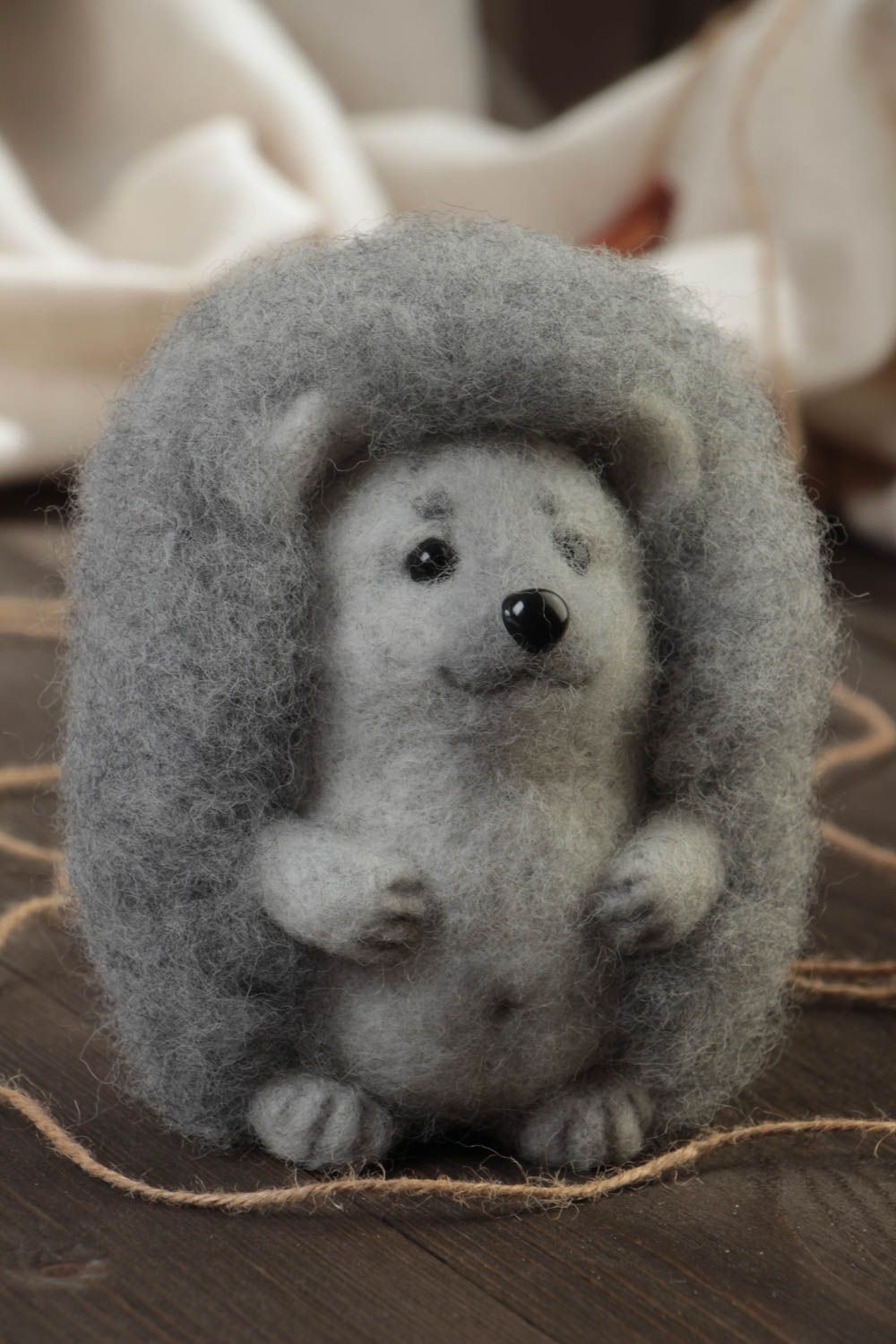 Joli jouet hérisson gris en laine feutrée fait main décoratif cadeau original photo 1