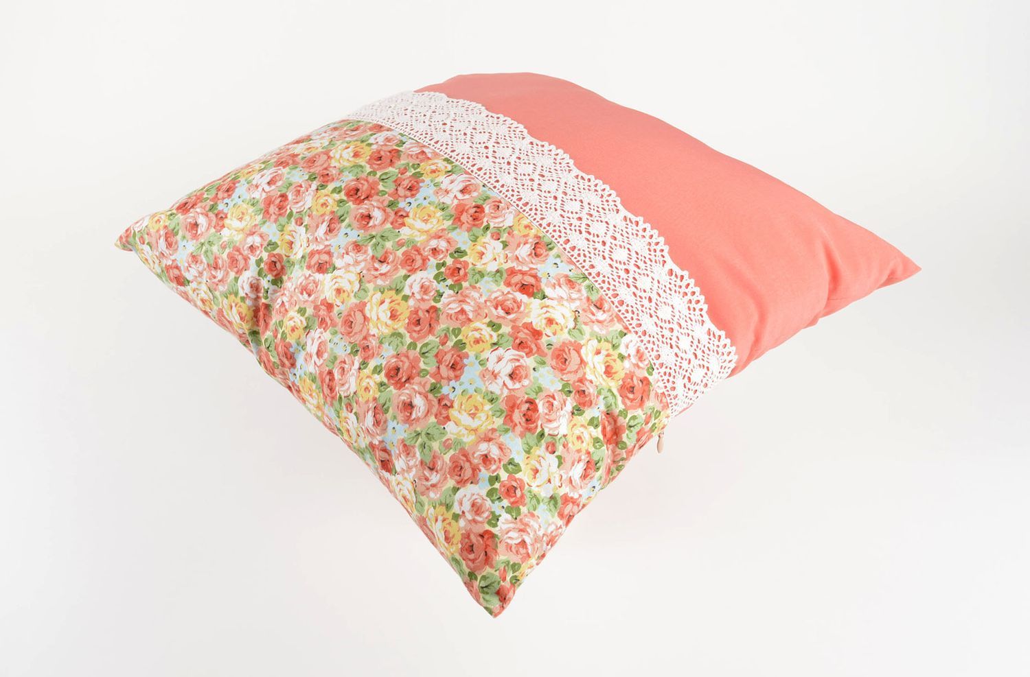 Декоративная подушка подарок ручной работы розовый декор интерьера с цветами фото 1